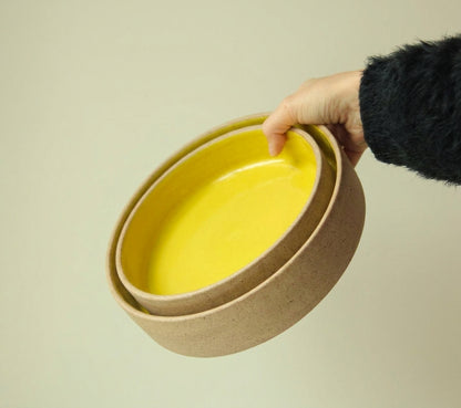Travessa Redonda Borda Reta em cerâmica artesanal — tamanho KIT 4 TAMANHOS, argila Cappuccino, esmalte Amarelo Intenso