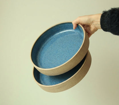 Travessa Redonda Borda Reta em cerâmica artesanal — tamanho KIT 4 TAMANHOS, argila Cappuccino, esmalte Azul Safira