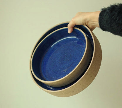 Travessa Redonda Borda Reta em cerâmica artesanal — tamanho KIT 4 TAMANHOS, argila Cappuccino, esmalte Lazuli