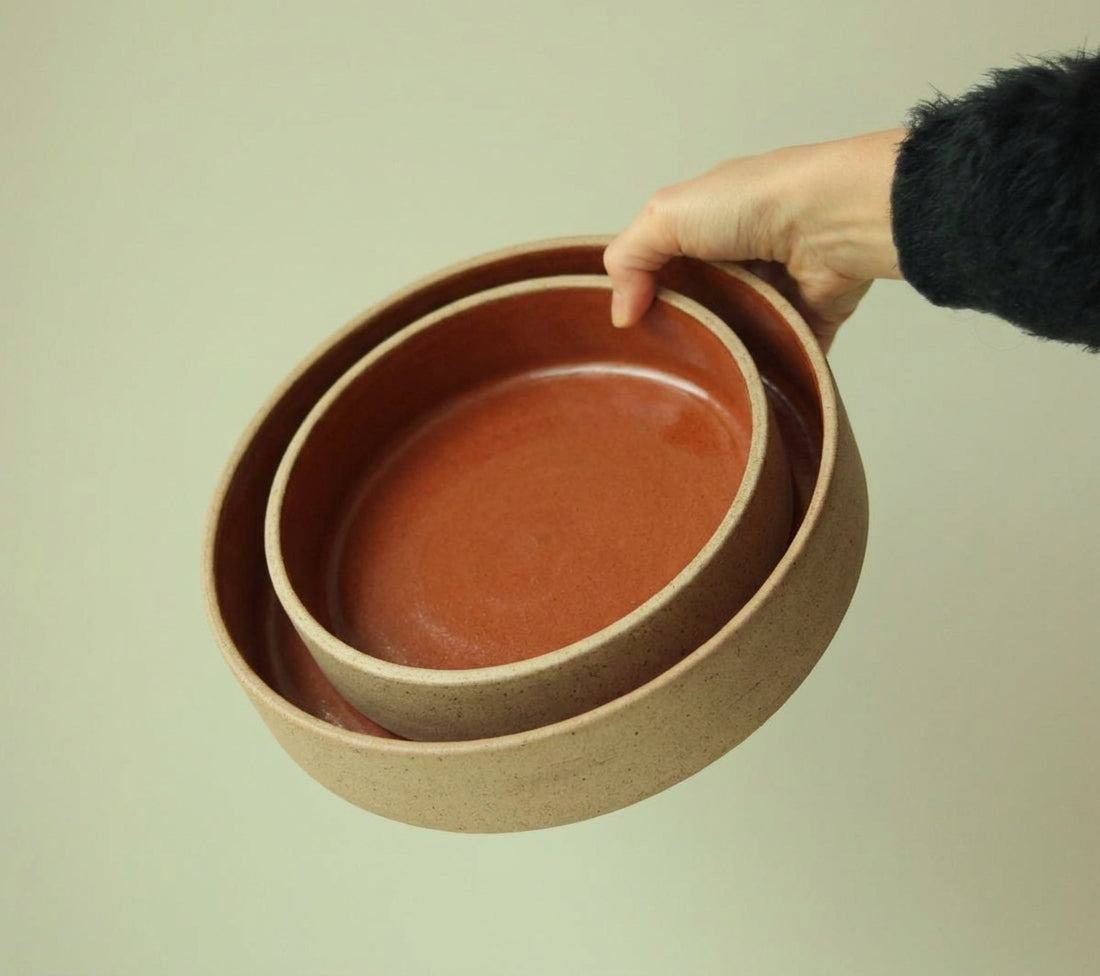 Travessa Redonda Borda Reta em cerâmica artesanal — tamanho KIT 4 TAMANHOS, argila Cappuccino, esmalte Sol de Terracota