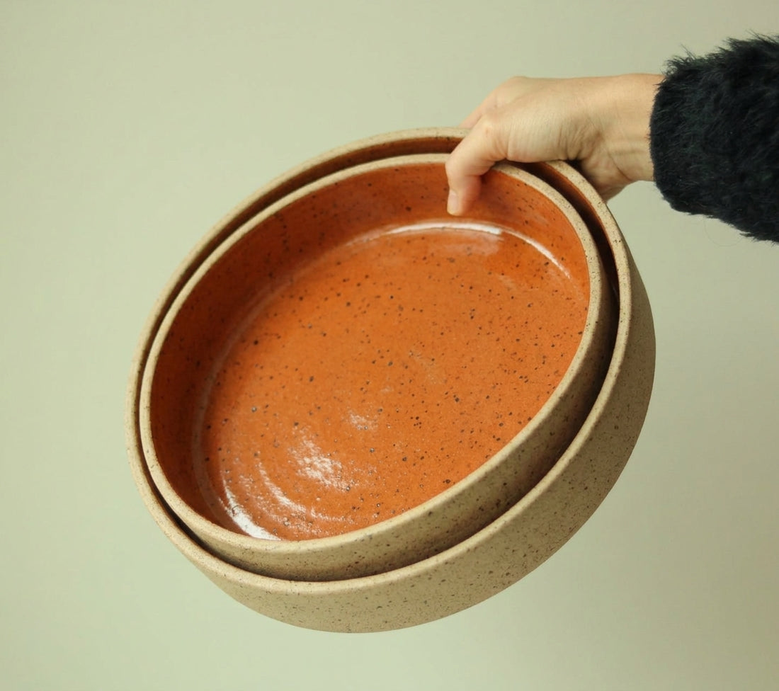 Travessa Redonda Borda Reta em cerâmica artesanal — tamanho KIT 4 TAMANHOS, argila Flocos, esmalte Sol de Terracota
