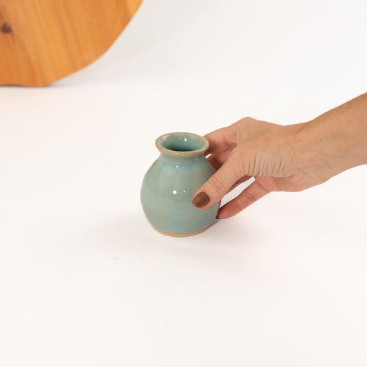 Vasinho de Mesa Posta em cerâmica artesanal AMME — argila Cappuccino com esmalte Jujuba, segurado na mão para mostrar a escala