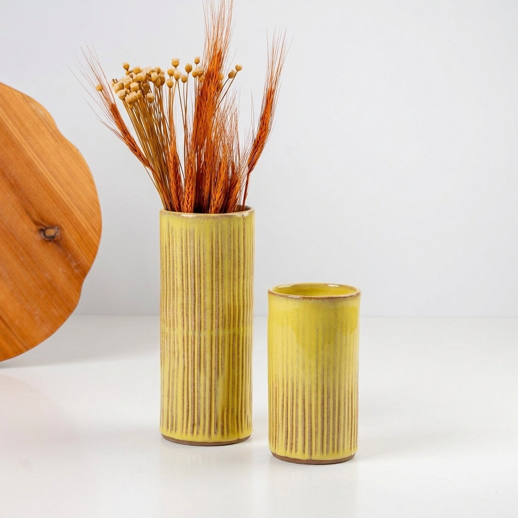 Vaso Carving em cerâmica artesanal — argila Cappuccino, esmalte Amarelo Intenso