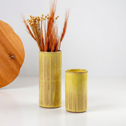 Vaso Carving em cerâmica artesanal — argila Cappuccino, esmalte Amarelo Intenso