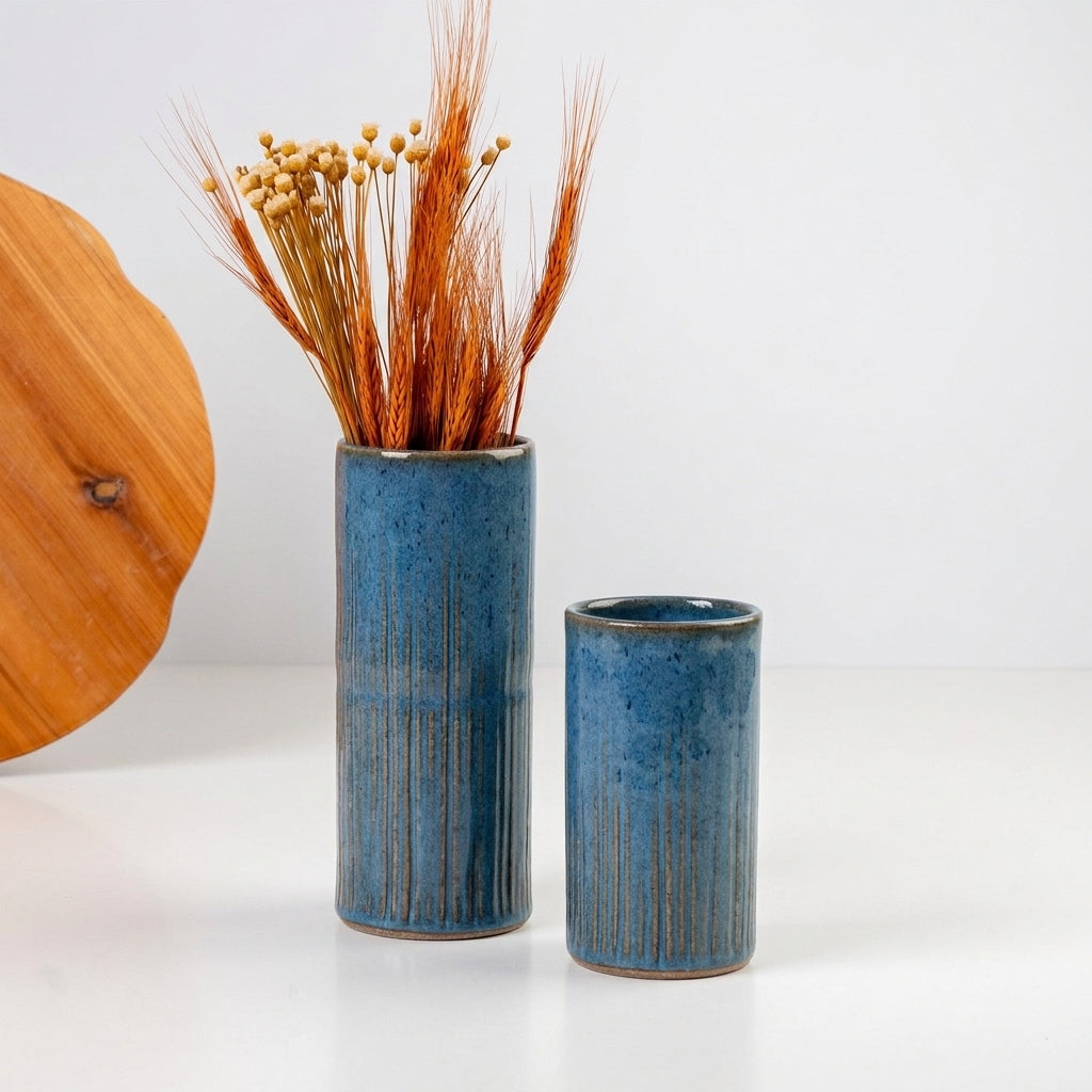 Vaso Carving em cerâmica artesanal — argila Cappuccino, esmalte Azul Safira