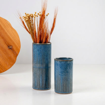 Vaso Carving em cerâmica artesanal — argila Cappuccino, esmalte Azul Safira