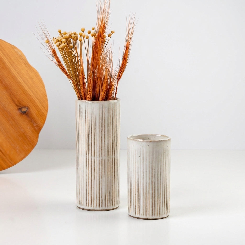 Vaso Carving em cerâmica artesanal — argila Cappuccino, esmalte Branco AMME
