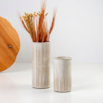Vaso Carving em cerâmica artesanal — argila Cappuccino, esmalte Branco AMME