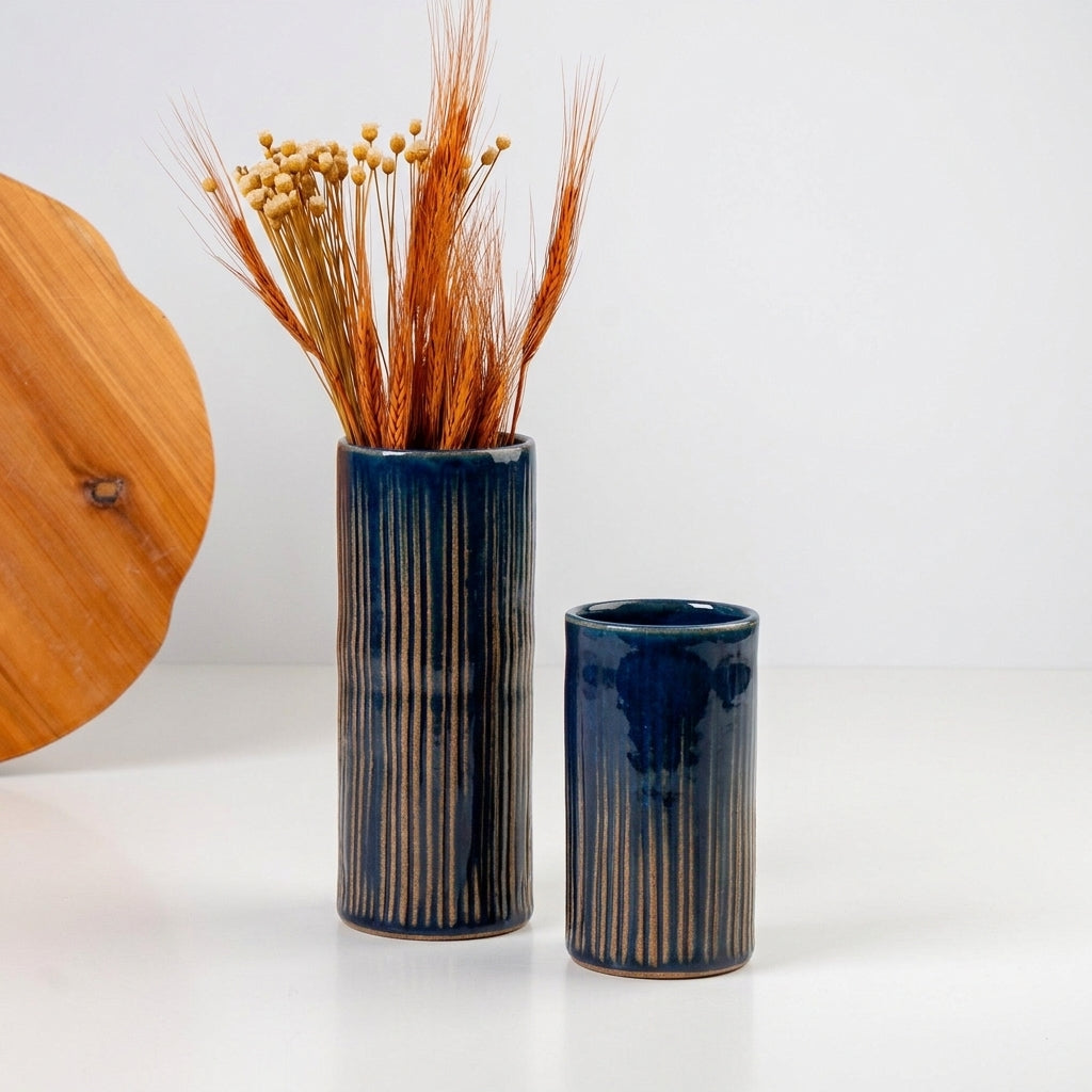 Vaso Carving em cerâmica artesanal — argila Cappuccino, esmalte Lazuli