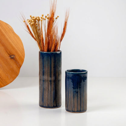 Vaso Carving em cerâmica artesanal — argila Cappuccino, esmalte Lazuli