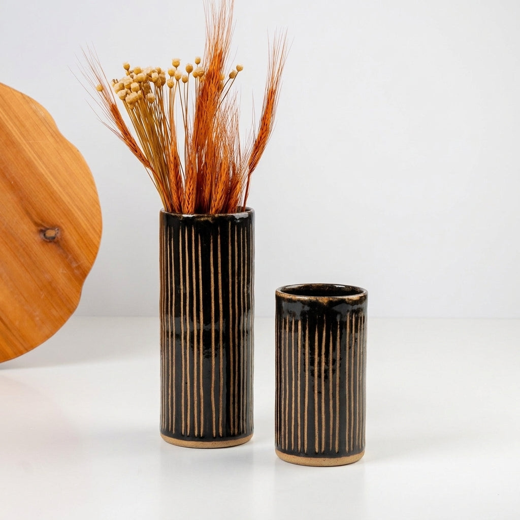 Vaso Carving em cerâmica artesanal — argila Cappuccino, esmalte Preto Ébano