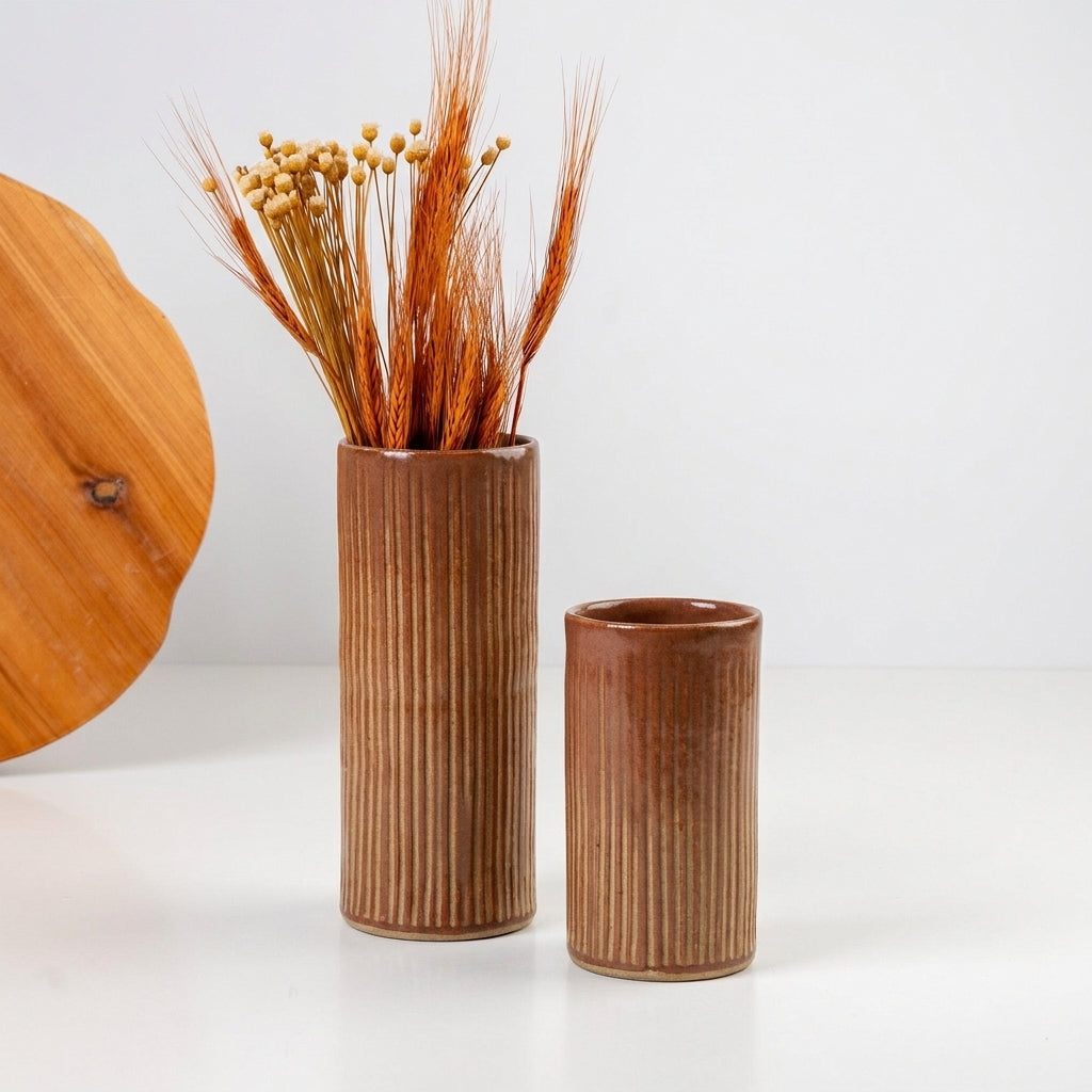 Vaso Carving em cerâmica artesanal — argila Cappuccino, esmalte Sol de Terracota