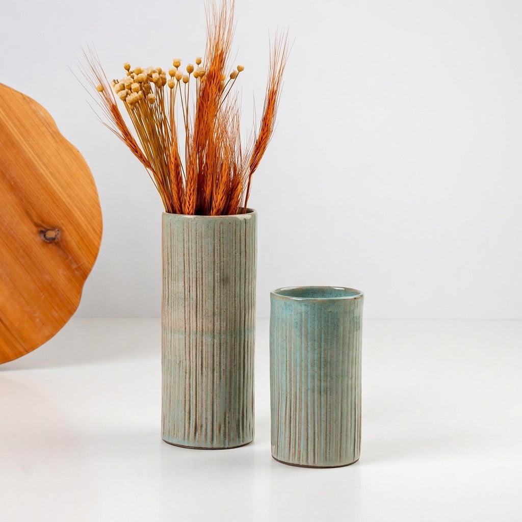 Vaso Carving em cerâmica artesanal — argila Cappuccino, esmalte Verde Exército