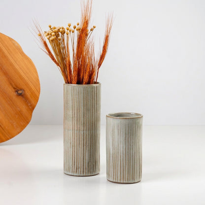 Vaso Carving em cerâmica artesanal — argila Cappuccino, esmalte Verde Pompeia