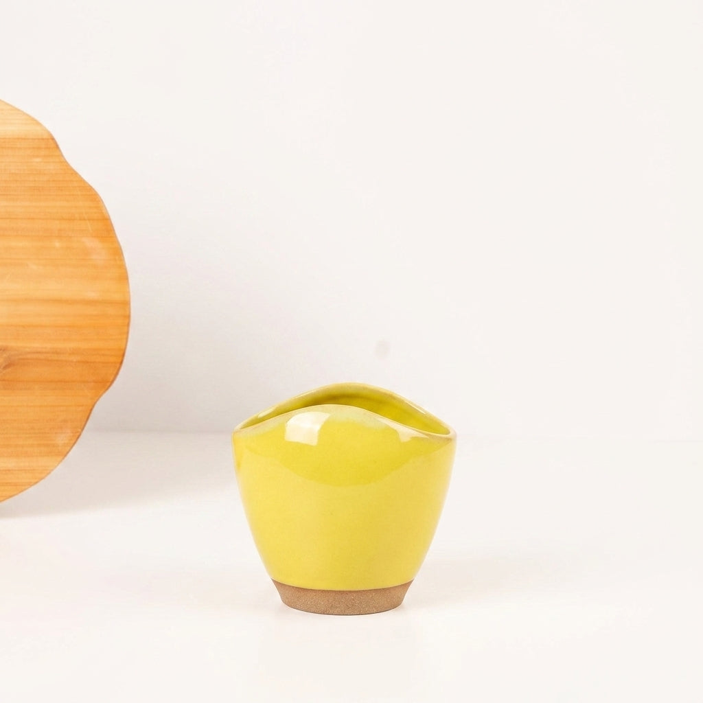 Vaso Fenda em cerâmica artesanal — tamanho 15CM, argila Cappuccino, esmalte Amarelo Intenso