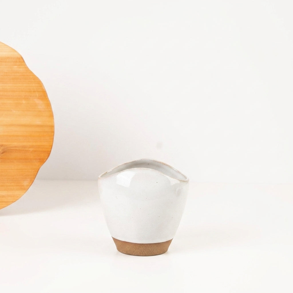 Vaso Fenda em cerâmica artesanal — tamanho 15CM, argila Cappuccino, esmalte Branco AMME