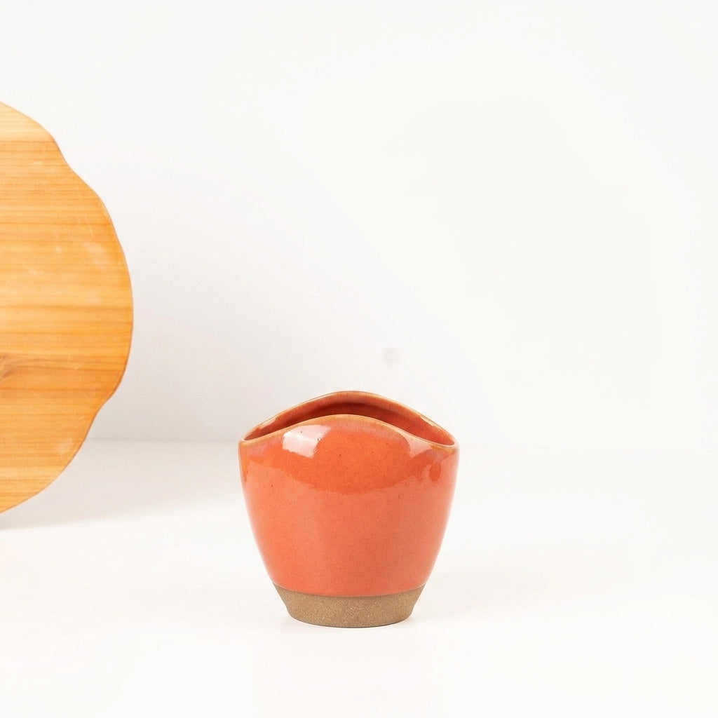 Vaso Fenda em cerâmica artesanal — tamanho 15CM, argila Cappuccino, esmalte Laranja Intenso