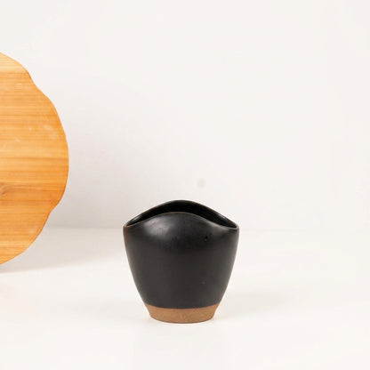 Vaso Fenda em cerâmica artesanal — tamanho 15CM, argila Cappuccino, esmalte Preto Acetinado