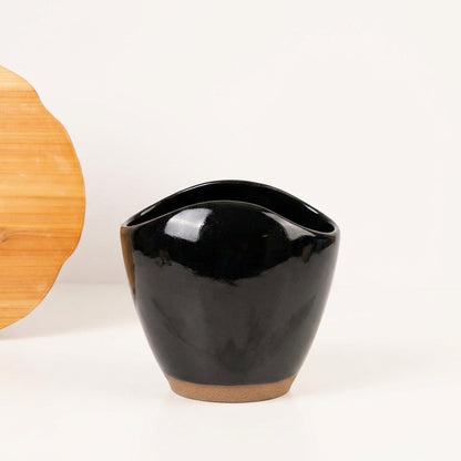 Vaso Fenda em cerâmica artesanal — tamanho 15CM, argila Cappuccino, esmalte Preto Ébano