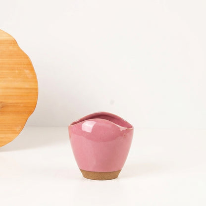 Vaso Fenda em cerâmica artesanal — tamanho 15CM, argila Cappuccino, esmalte Rosa Barbie