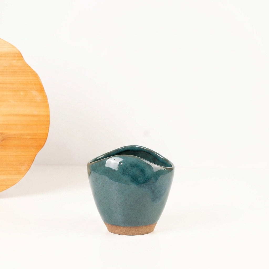 Vaso Fenda em cerâmica artesanal — tamanho 15CM, argila Cappuccino, esmalte Verde Exército