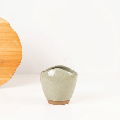 Vaso Fenda em cerâmica artesanal — tamanho 15CM, argila Cappuccino, esmalte Verde Pompeia