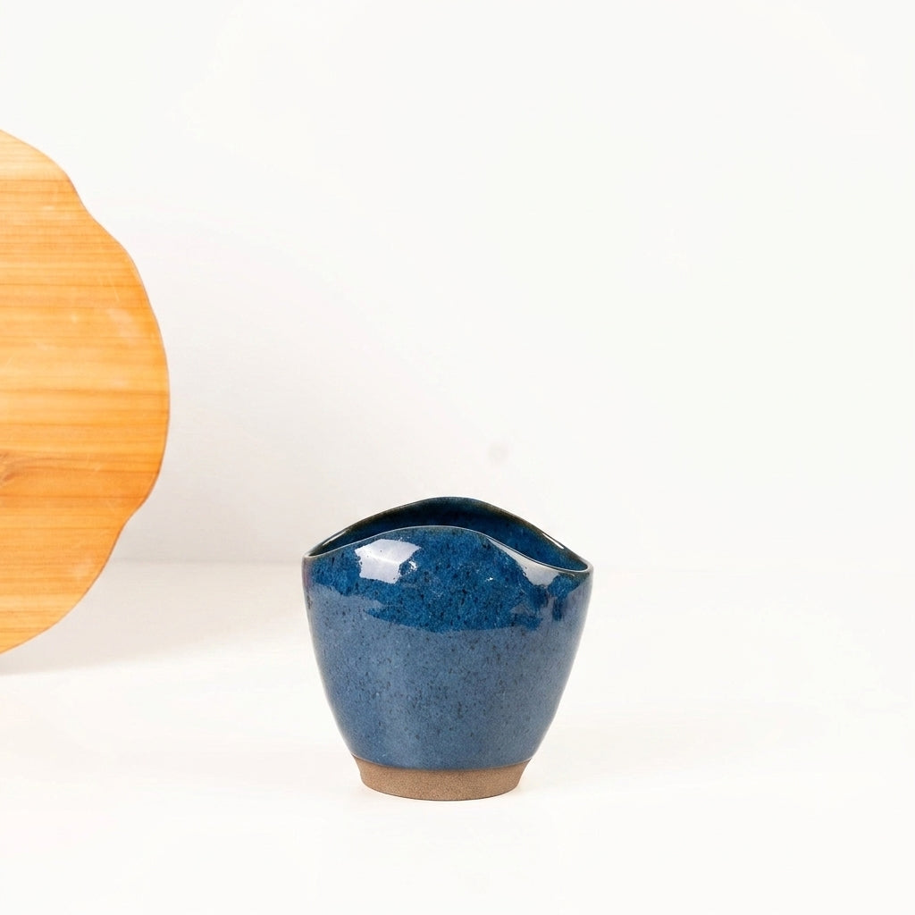 Vaso Fenda em cerâmica artesanal — tamanho 15CM, argila Flocos, esmalte Azul Safira