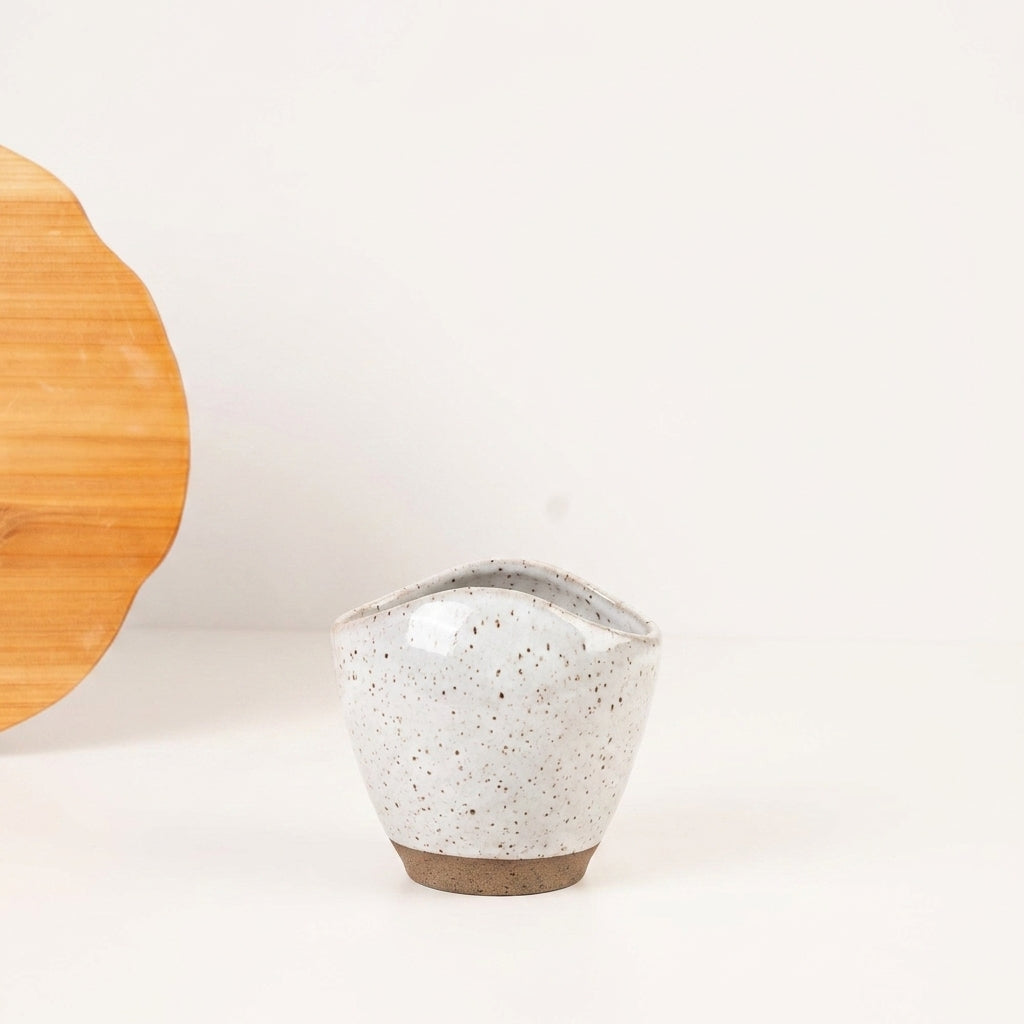 Vaso Fenda em cerâmica artesanal — tamanho 15CM, argila Flocos, esmalte Branco AMME