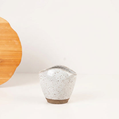 Vaso Fenda em cerâmica artesanal — tamanho 15CM, argila Flocos, esmalte Branco AMME