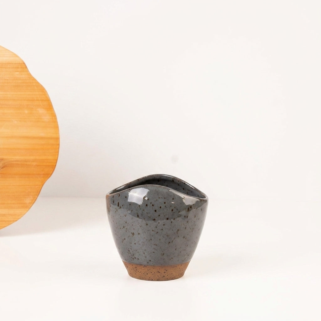 Vaso Fenda em cerâmica artesanal — tamanho 15CM, argila Flocos, esmalte Grafite