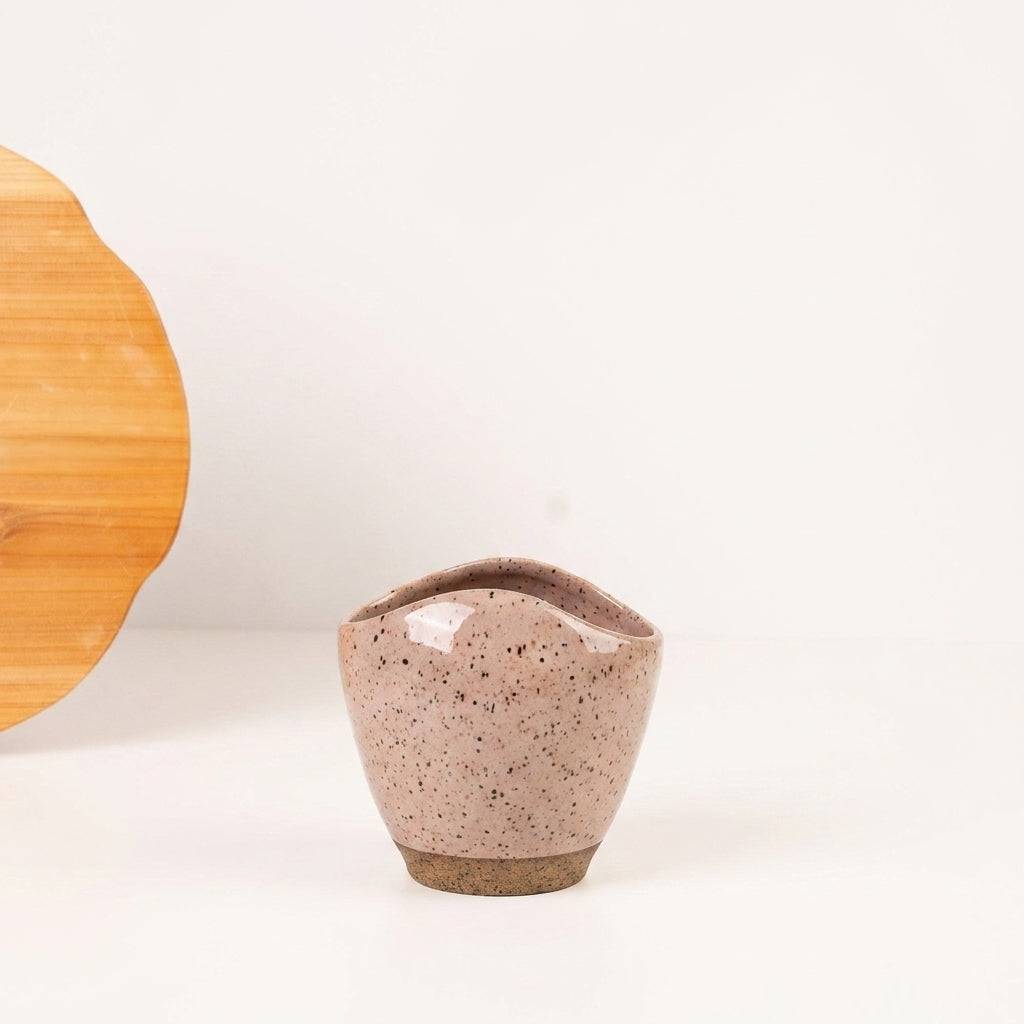 Vaso Fenda em cerâmica artesanal — tamanho 15CM, argila Flocos, esmalte Nude