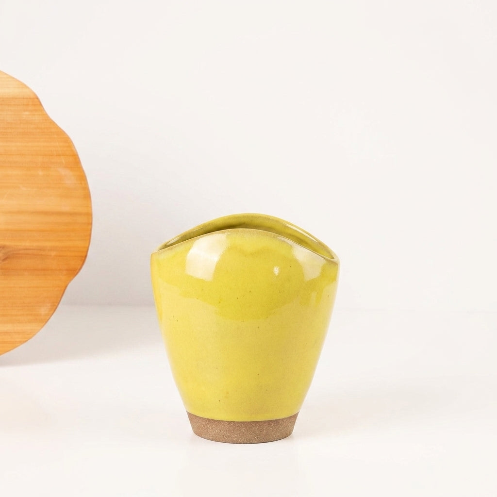 Vaso Fenda em cerâmica artesanal — tamanho 21CM, argila Cappuccino, esmalte Amarelo Intenso