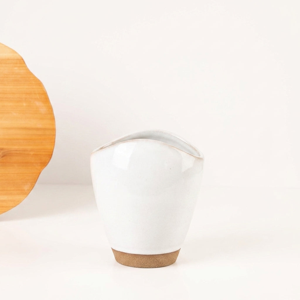 Vaso Fenda em cerâmica artesanal — tamanho 21CM, argila Cappuccino, esmalte Branco AMME
