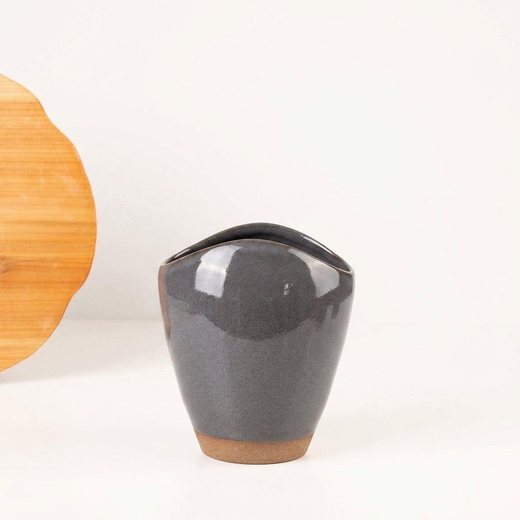 Vaso Fenda em cerâmica artesanal — tamanho 21CM, argila Cappuccino, esmalte Grafite