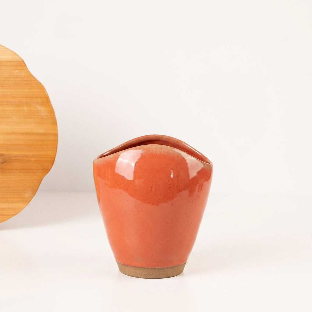Vaso Fenda em cerâmica artesanal — tamanho 21CM, argila Cappuccino, esmalte Laranja Intenso