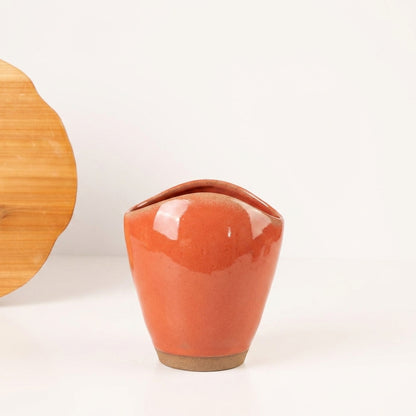 Vaso Fenda em cerâmica artesanal — tamanho 21CM, argila Cappuccino, esmalte Laranja Intenso