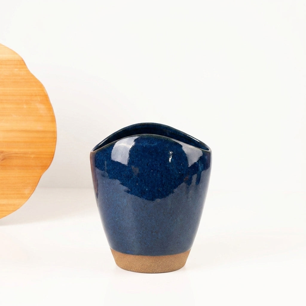 Vaso Fenda em cerâmica artesanal — tamanho 21CM, argila Cappuccino, esmalte Lazuli