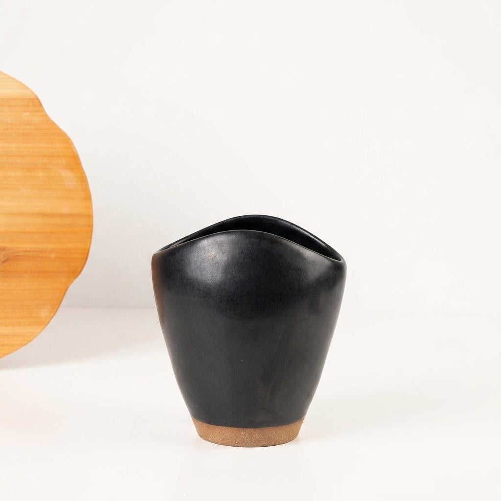 Vaso Fenda em cerâmica artesanal — tamanho 21CM, argila Cappuccino, esmalte Preto Acetinado