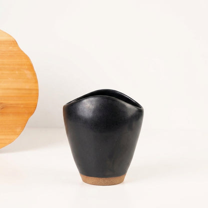 Vaso Fenda em cerâmica artesanal — tamanho 21CM, argila Cappuccino, esmalte Preto Acetinado