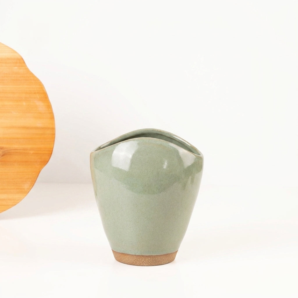 Vaso Fenda em cerâmica artesanal — tamanho 21CM, argila Cappuccino, esmalte Verde Pompeia