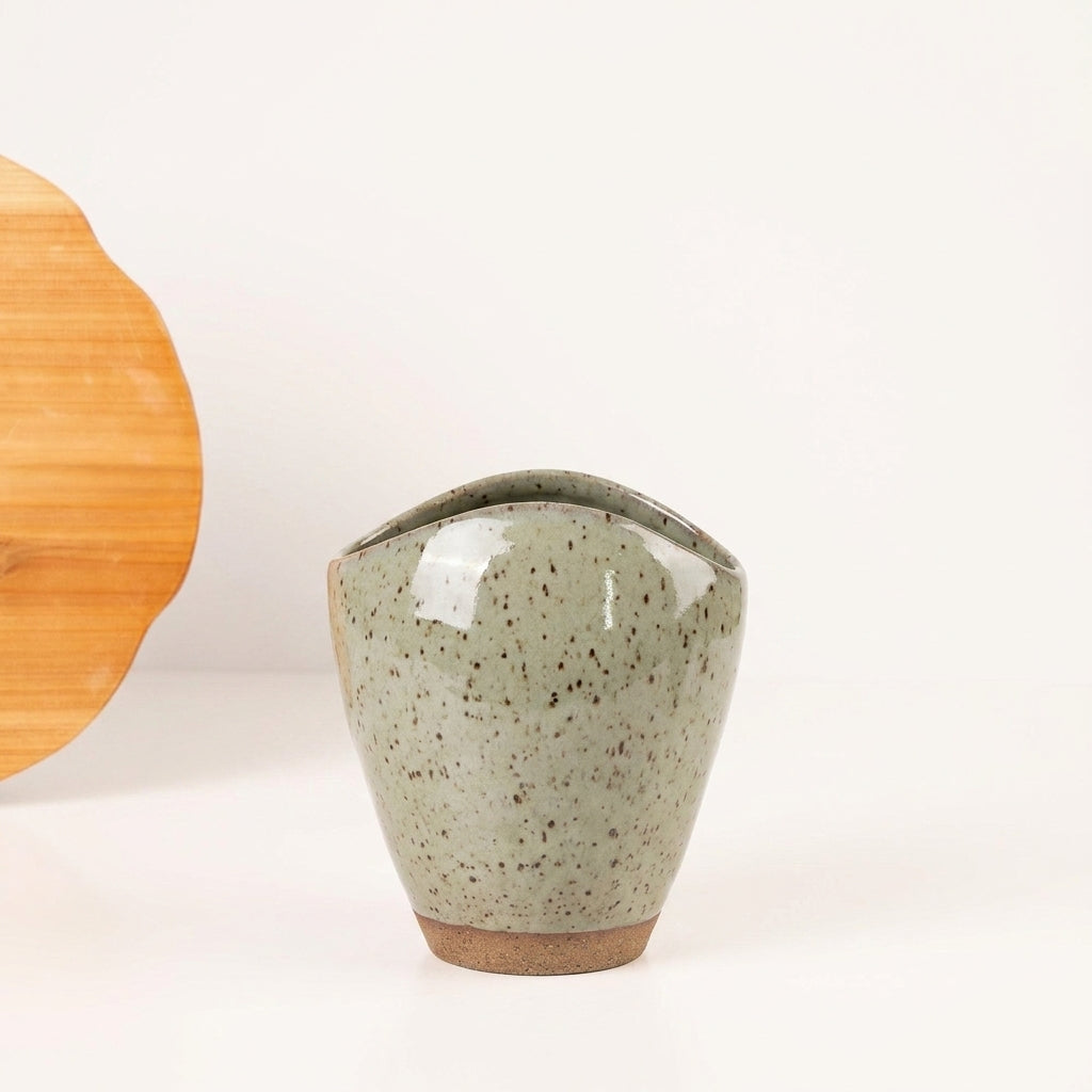 Vaso Fenda em cerâmica artesanal — tamanho 21CM, argila Flocos, esmalte Verde Pompeia