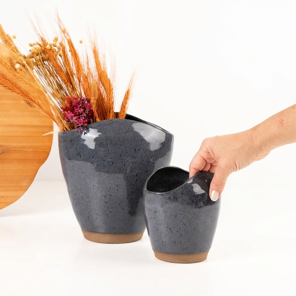 Vaso Fenda em cerâmica artesanal — tamanho KIT, argila Cappuccino, esmalte Grafite