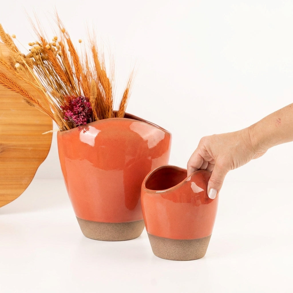 Vaso Fenda em cerâmica artesanal — tamanho KIT, argila Cappuccino, esmalte Laranja Intenso