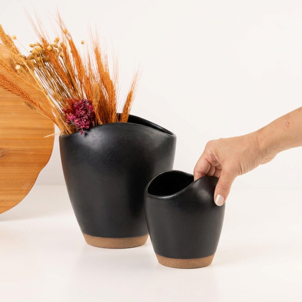 Vaso Fenda em cerâmica artesanal — tamanho KIT, argila Cappuccino, esmalte Preto Acetinado