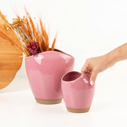 Vaso Fenda em cerâmica artesanal — tamanho KIT, argila Cappuccino, esmalte Rosa Barbie