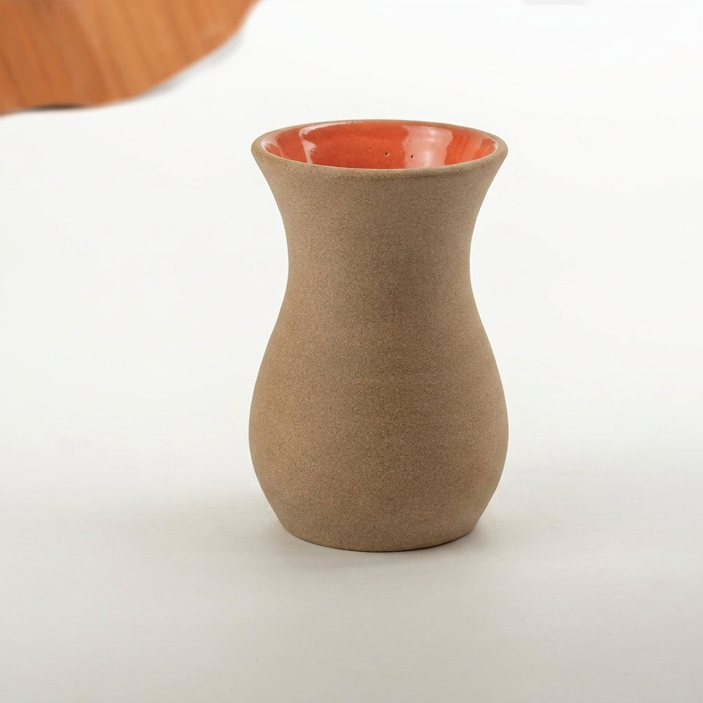 Vaso Silhueta em cerâmica artesanal — tamanho 16CM, argila Cappuccino, esmalte Laranja Intenso