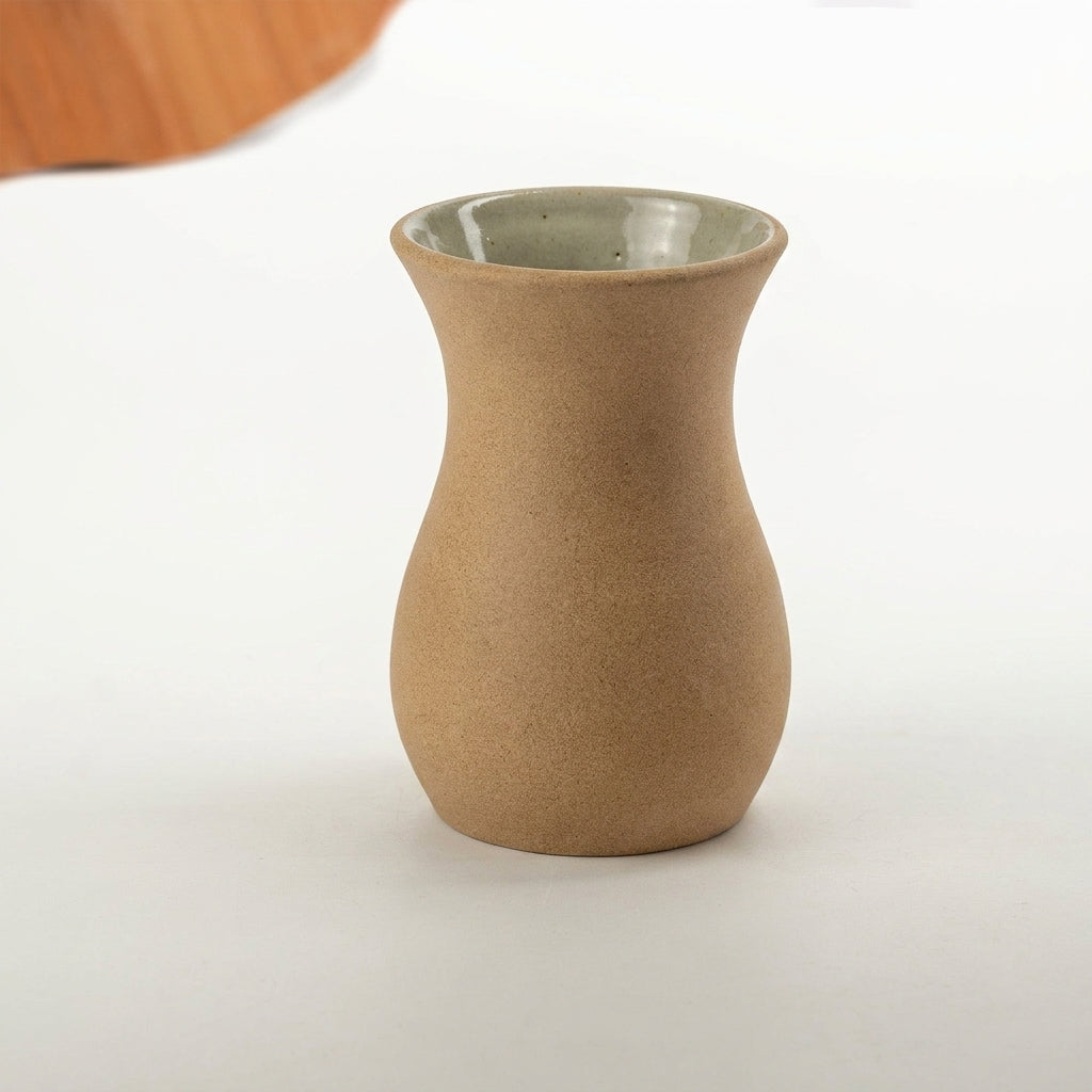 Vaso Silhueta em cerâmica artesanal — tamanho 16CM, argila Cappuccino, esmalte Verde Pompeia