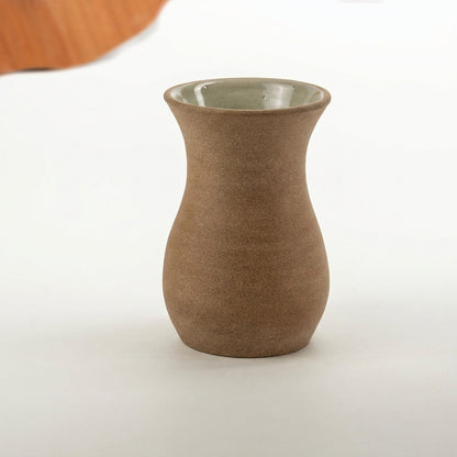Vaso Silhueta em cerâmica artesanal — tamanho 9CM, argila Cappuccino, esmalte Verde Pompeia
