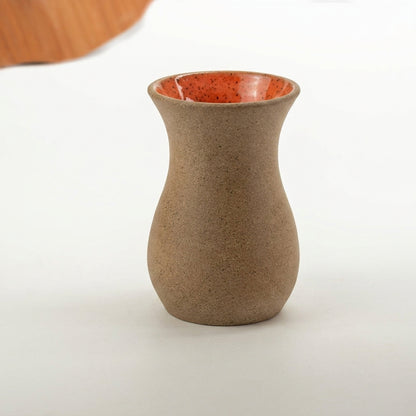 Vaso Silhueta em cerâmica artesanal — tamanho 9CM, argila Flocos, esmalte Laranja Intenso