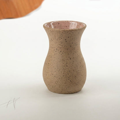 Vaso Silhueta em cerâmica artesanal — tamanho 9CM, argila Flocos, esmalte Nude